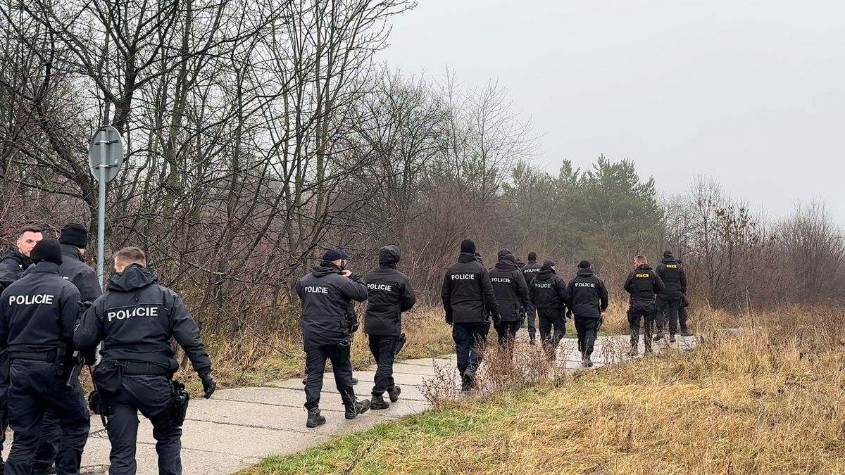 Policisté s krumpáči a mačetami pročesávali lesopark v Praze kvůli pohřešovanému